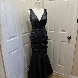 Good conditions, Brand XSCAPE, Size 6, color:Dark Grey, Material:Satin.